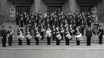 104729 Afbeelding van de leden van de Utrechtse Politie Muziekvereniging met hun instrumenten op de trap van het 3e ...